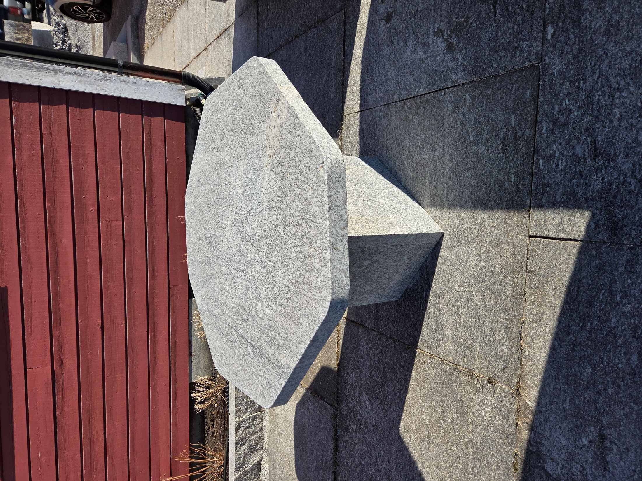 granittbenkeplate med unikt mønster